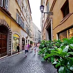 The Eclectic Home Of Collector - Navona Square