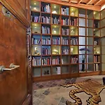 The Eclectic Home Of Collector - Navona Square