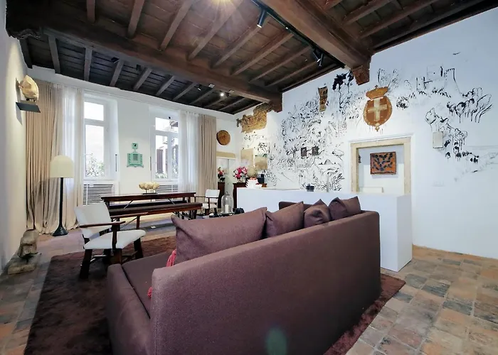 The Eclectic Home Of Collector - Navona Square