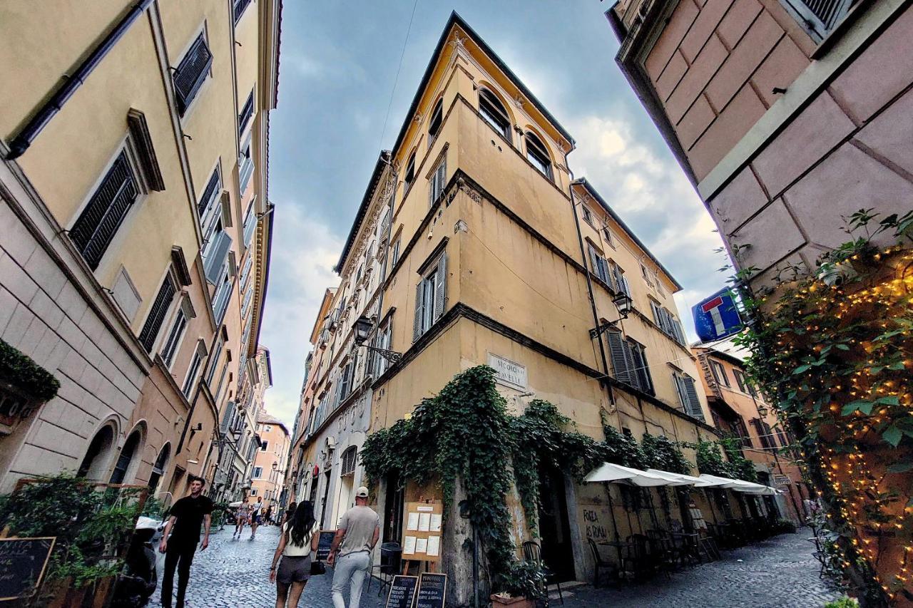 The Eclectic Of Collector - Navona Square Apartment